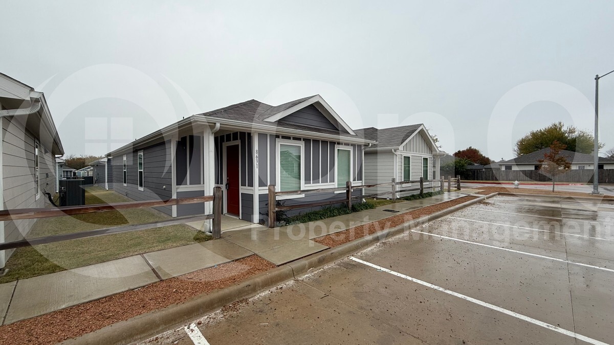 8631 Cottage Crk Dr in Fort Worth, TX - Building Photo