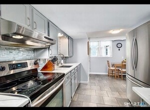 437 Hulls Farm Rd in Fairfield, CT - Building Photo - Building Photo