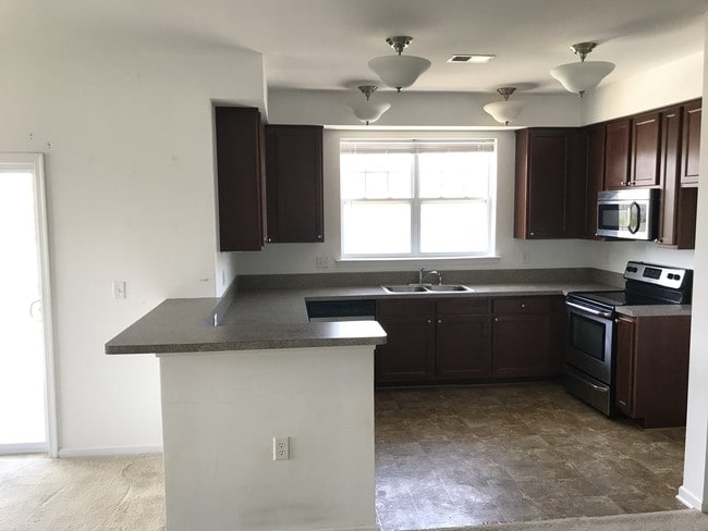 4301 Colindale Rd, Unit 302 in Chesapeake, VA - Building Photo - Building Photo