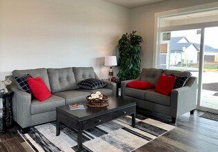 2584 NW Hemlock Ave in Redmond, OR - Foto de edificio - Building Photo