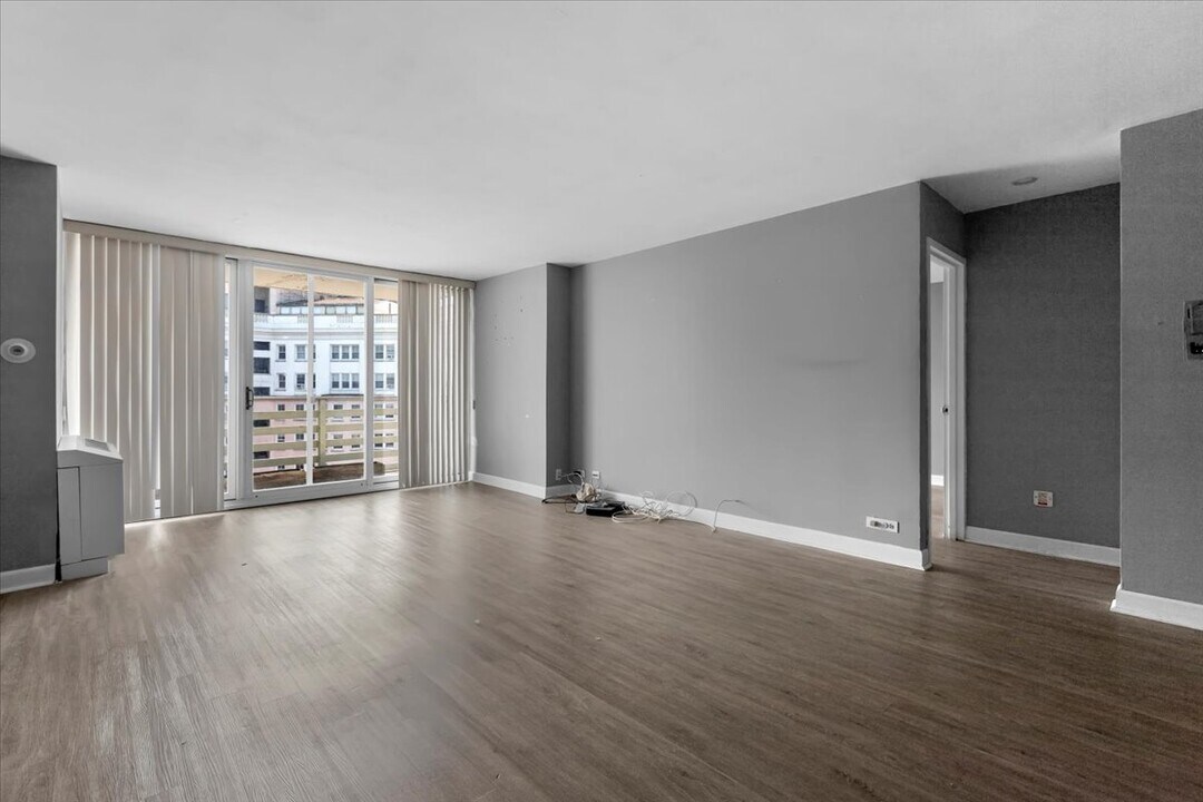 5601 N Sheridan Rd, Unit 20D in Chicago, IL - Building Photo