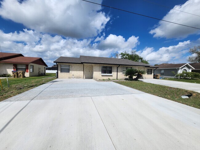 406 Cocoa Ct in Poinciana, FL - Building Photo - Building Photo