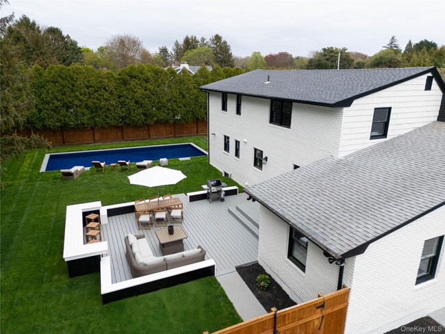 17 Underhill Dr in Southampton, NY - Building Photo - Building Photo