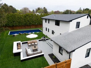 17 Underhill Dr in Southampton, NY - Building Photo - Building Photo