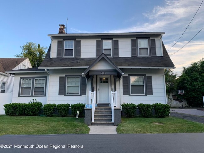 property at 208 Lockwood Pl
