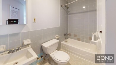43 E 1st St in New York, NY - Building Photo - Building Photo