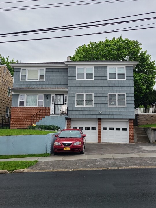 250 Columbus Ave, Unit Second Floor in Harrison, NY - Building Photo