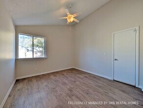 8113 San Jose Manor Dr E-Unit -2 in Jacksonville, FL - Building Photo - Building Photo