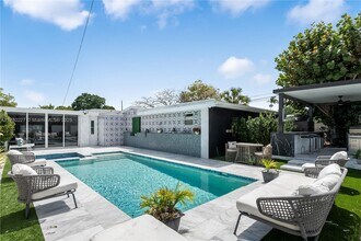 550 SW 69th Ave in Miami, FL - Building Photo - Building Photo