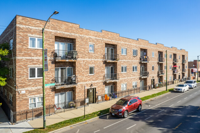 6112 W Diversey Ave in Chicago, IL - Foto de edificio - Building Photo