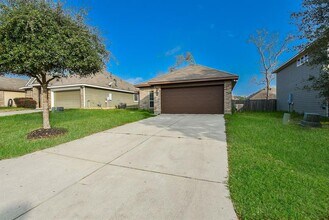 946 Oak Falls Dr in Willis, TX - Building Photo - Building Photo