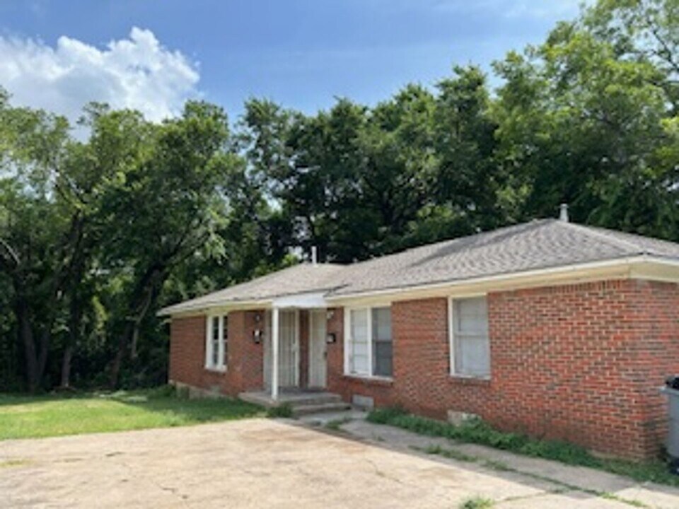 3829 Dismount St in Dallas, TX - Building Photo