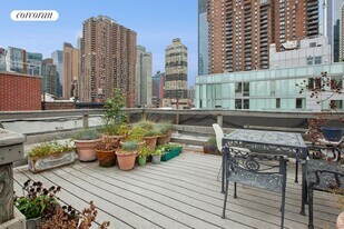 461 W 44th St in New York, NY - Building Photo