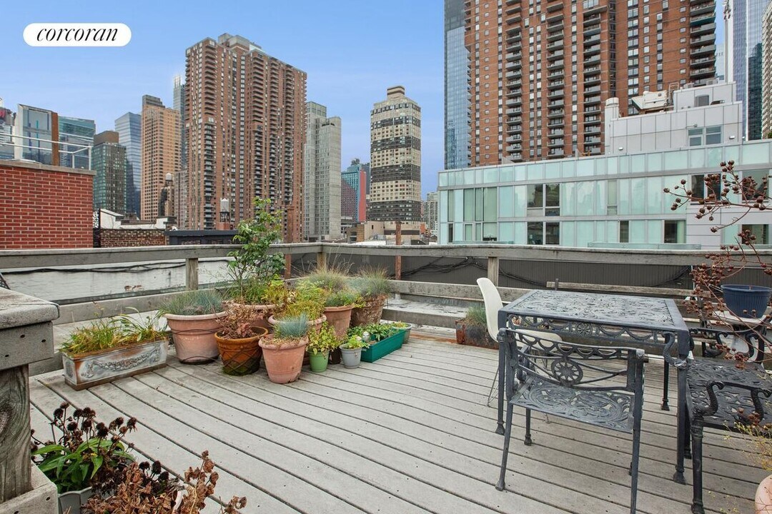 461 W 44th St in New York, NY - Building Photo