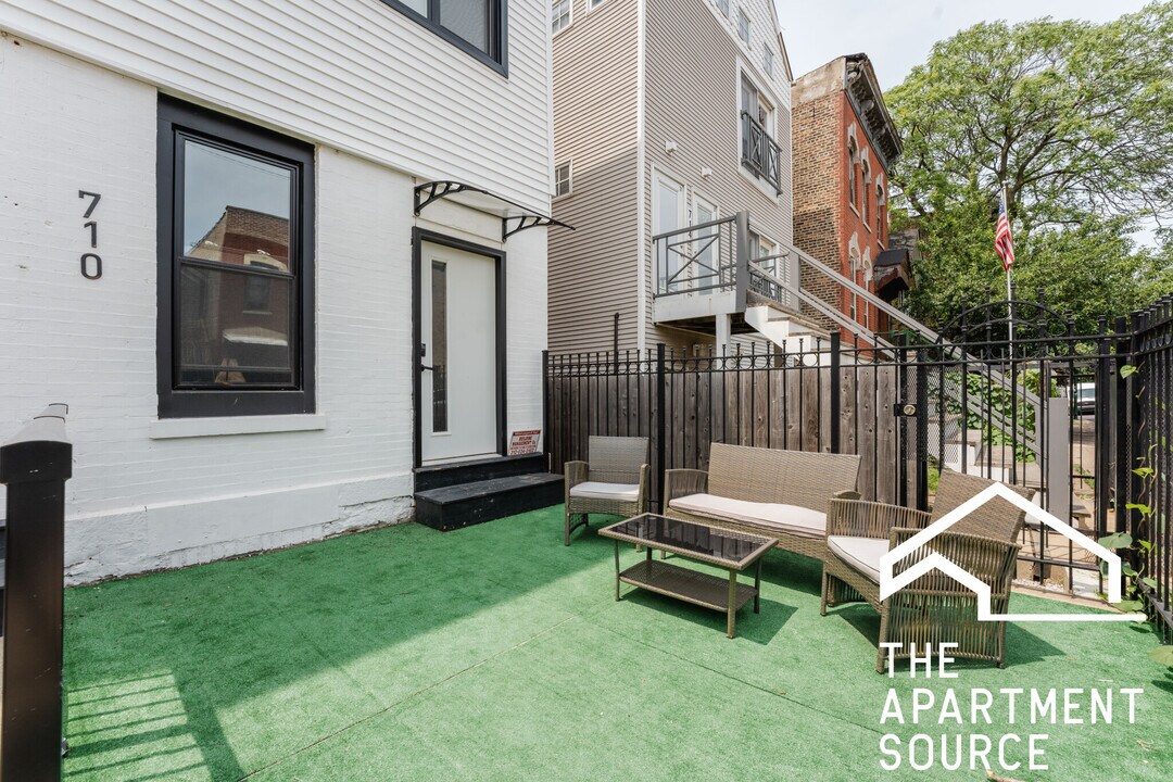 710 N Elizabeth St in Chicago, IL - Building Photo