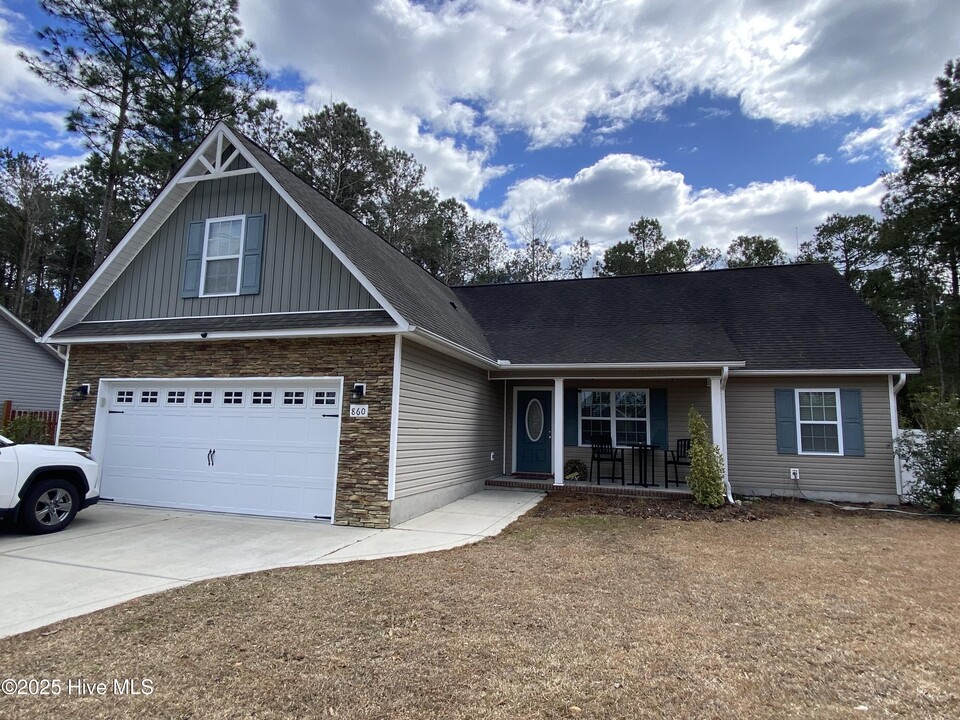 860 Old Folkstone Rd in Sneads Ferry, NC - Building Photo