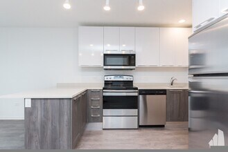 935 W Winona St, Unit 810 in Chicago, IL - Building Photo - Building Photo