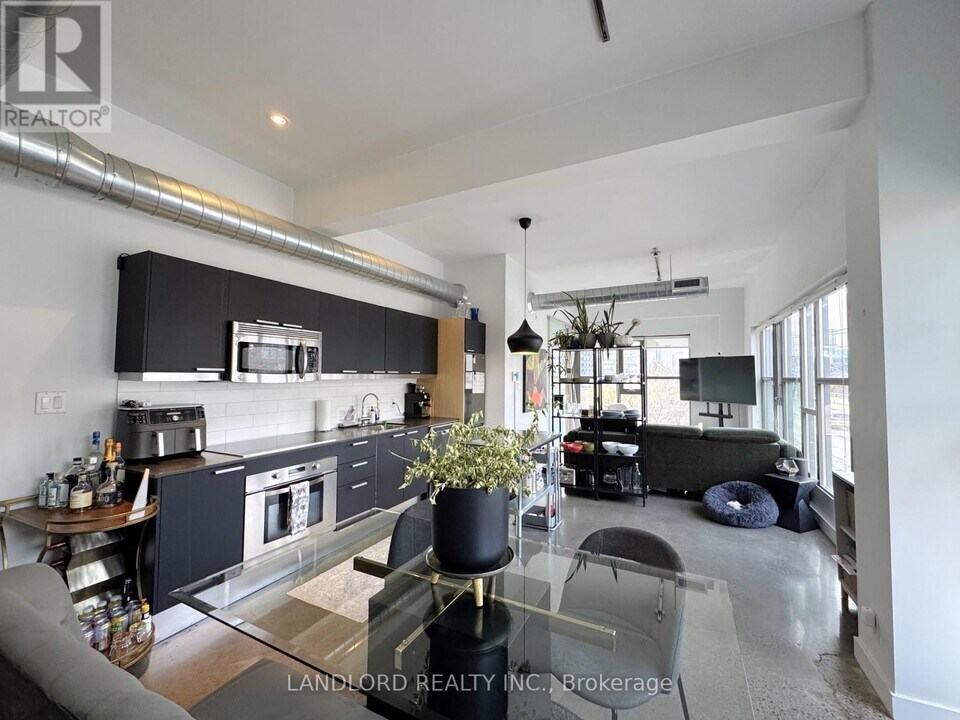 625 Queen St E in Toronto, ON - Building Photo