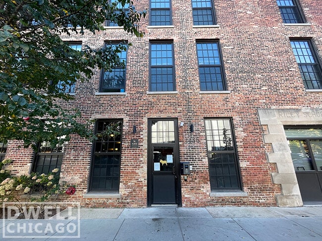1515 W 15th St, Unit 108 in Chicago, IL - Building Photo - Building Photo