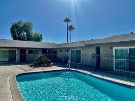 685 E Vista Chino, Unit 2 in Palm Springs, CA - Building Photo