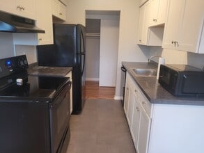 56 Manchester Ct, Unit Apt B in Freehold, NJ - Building Photo - Building Photo