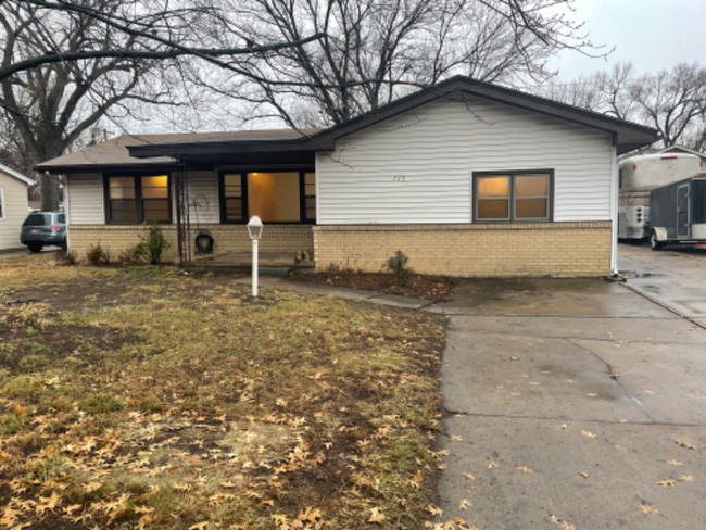 735 N Abilene Ave in Valley Center, KS - Foto de edificio - Building Photo