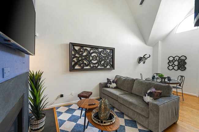 301 E 4th St