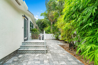 353 E Lakewood Rd in West Palm Beach, FL - Building Photo - Building Photo