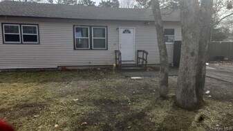 27 Panamoka Trail in Ridge, NY - Building Photo