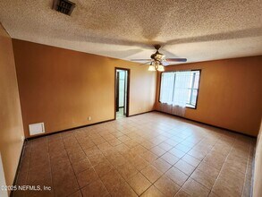 6019 Blank Dr in Jacksonville, FL - Foto de edificio - Building Photo