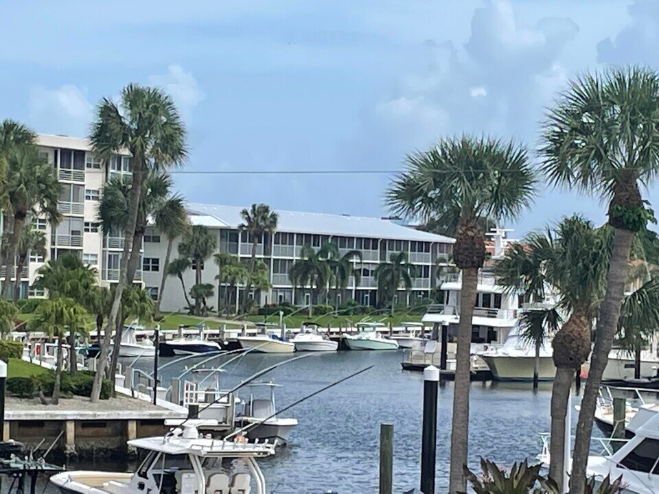 1036 US-1 in North Palm Beach, FL - Building Photo