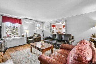 1083 Hunter Ave in Pelham Manor, NY - Building Photo - Building Photo