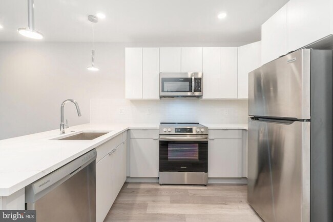 3449 Scotts Ln, Unit B216 in Philadelphia, PA - Foto de edificio - Building Photo