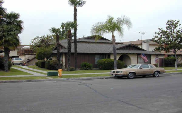 Delano Apartments in Anaheim, CA - Foto de edificio - Building Photo