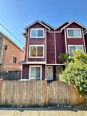 12331 10th Pl NE in Seattle, WA - Building Photo