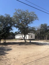 434 Cedar Hill Rd in Bandera, TX - Foto de edificio - Building Photo