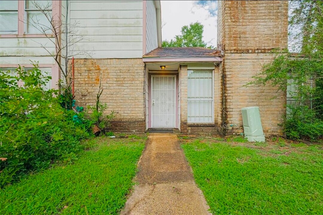 12223 W Village Dr in Houston, TX - Building Photo