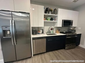 656 Saratoga St, Unit 201 in Boston, MA - Foto de edificio - Building Photo