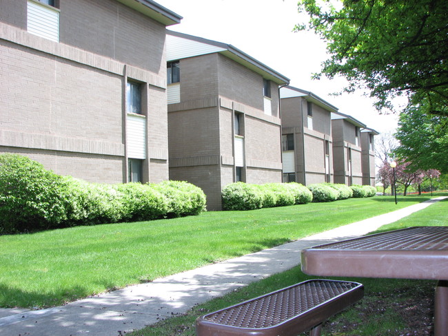 Grant Park Square Apartments in South Milwaukee, WI - Foto de edificio - Building Photo