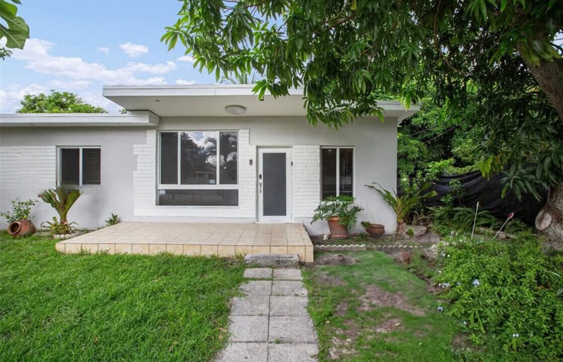 251 NW 110th St in Miami, FL - Building Photo