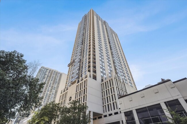 property at 1122 N Clark St