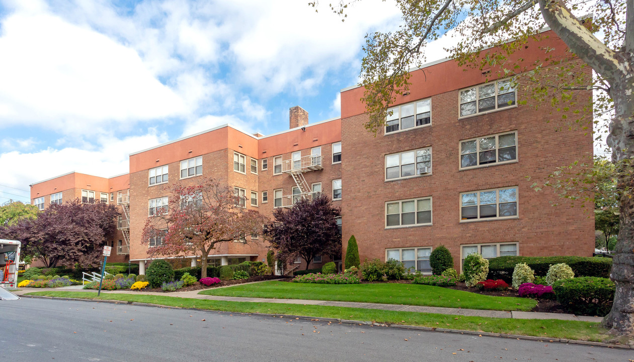 Linden House in Hackensack, NJ - Building Photo