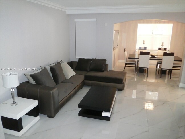 11359 NW 83rd Way in Doral, FL - Building Photo - Building Photo