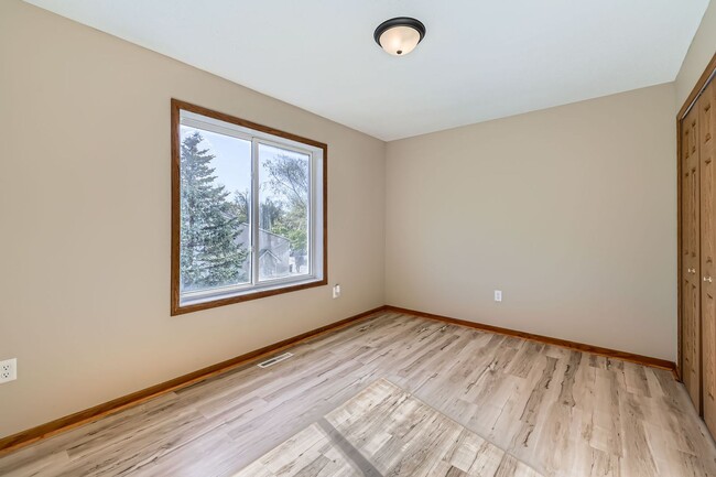 9172 Comstock Ln N in Maple Grove, MN - Building Photo - Building Photo