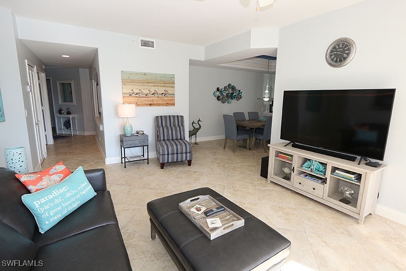 2110 Arielle Dr in Naples, FL - Foto de edificio