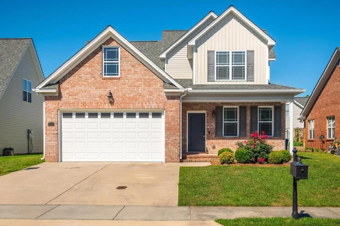 925 Dearborn Ct in Winterville, NC - Building Photo