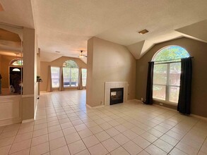 19127 Milloak Dr in Humble, TX - Foto de edificio - Building Photo