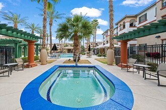 Wyngate Apartments in Surprise, AZ - Foto de edificio - Building Photo
