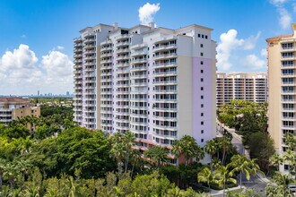 Club Tower I in Key Biscayne, FL - Building Photo - Building Photo