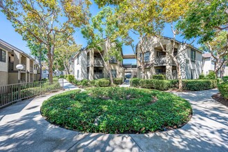 Oak Tree Court Apartment Homes in Placentia, CA - Foto de edificio - Building Photo